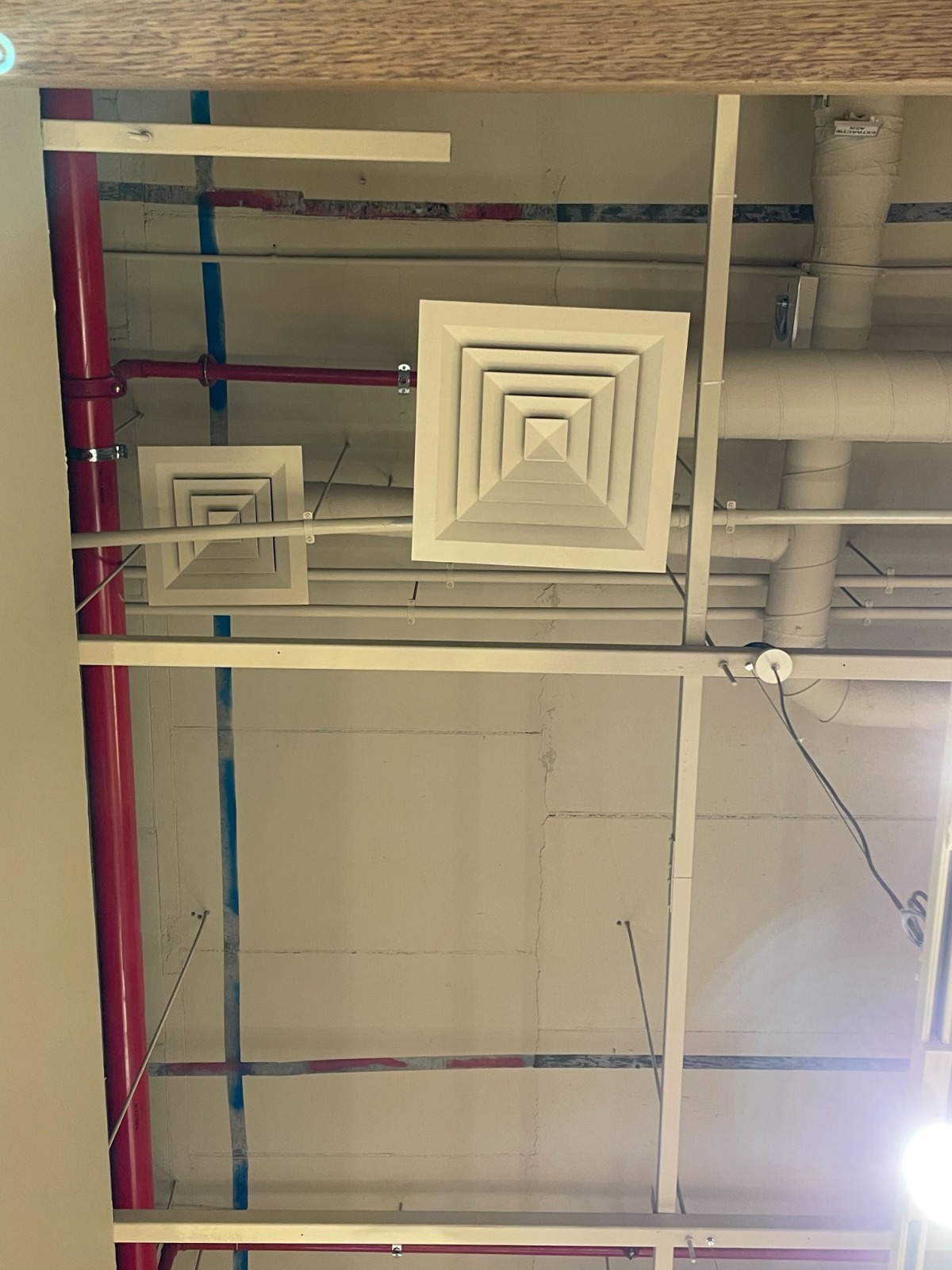 Anemostate și cameră tehnică HVAC